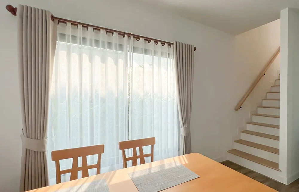 Eyelet curtain